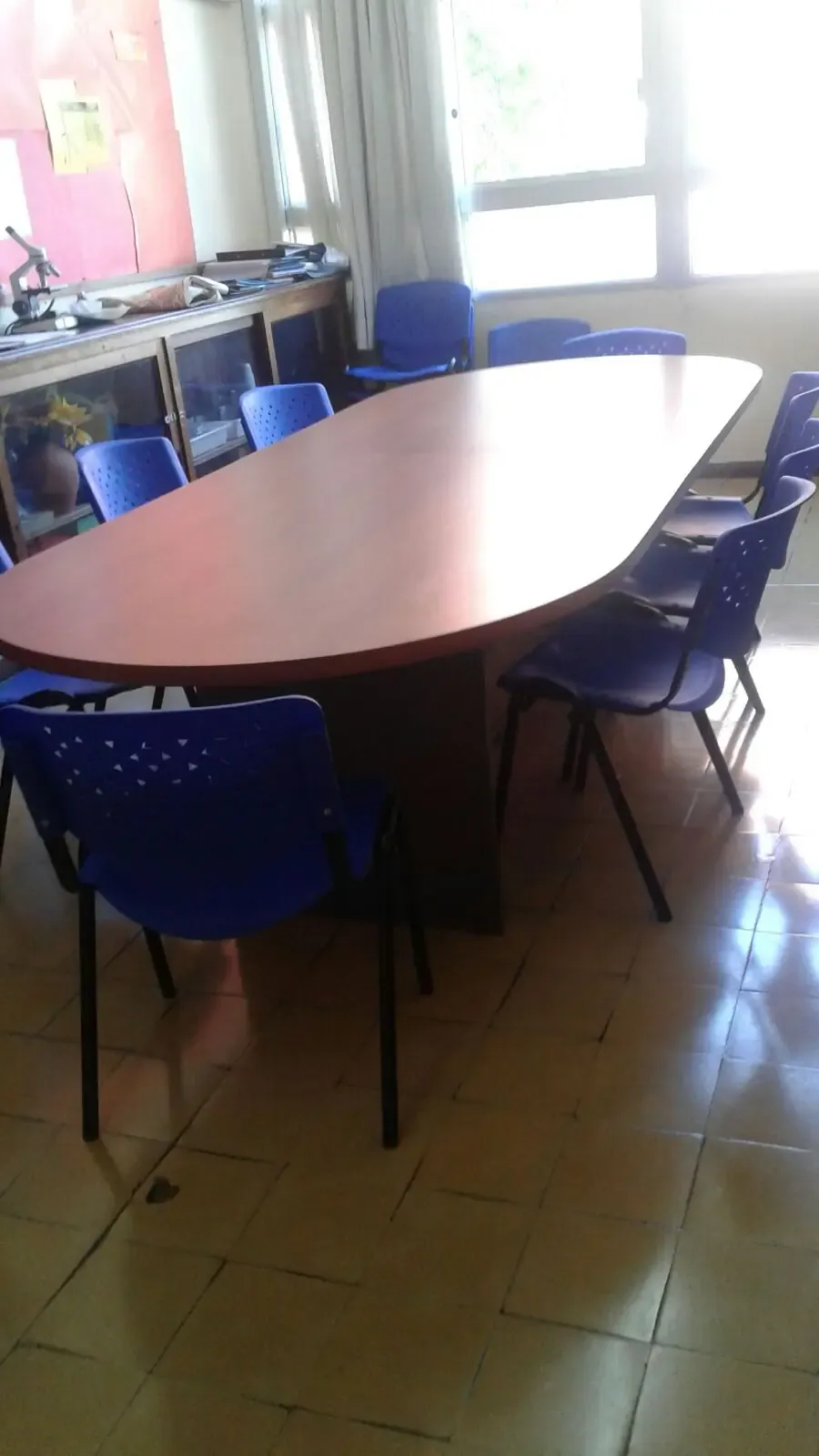 Mesa Corporativa 1,80m – Oval con Base Recta – Guindo