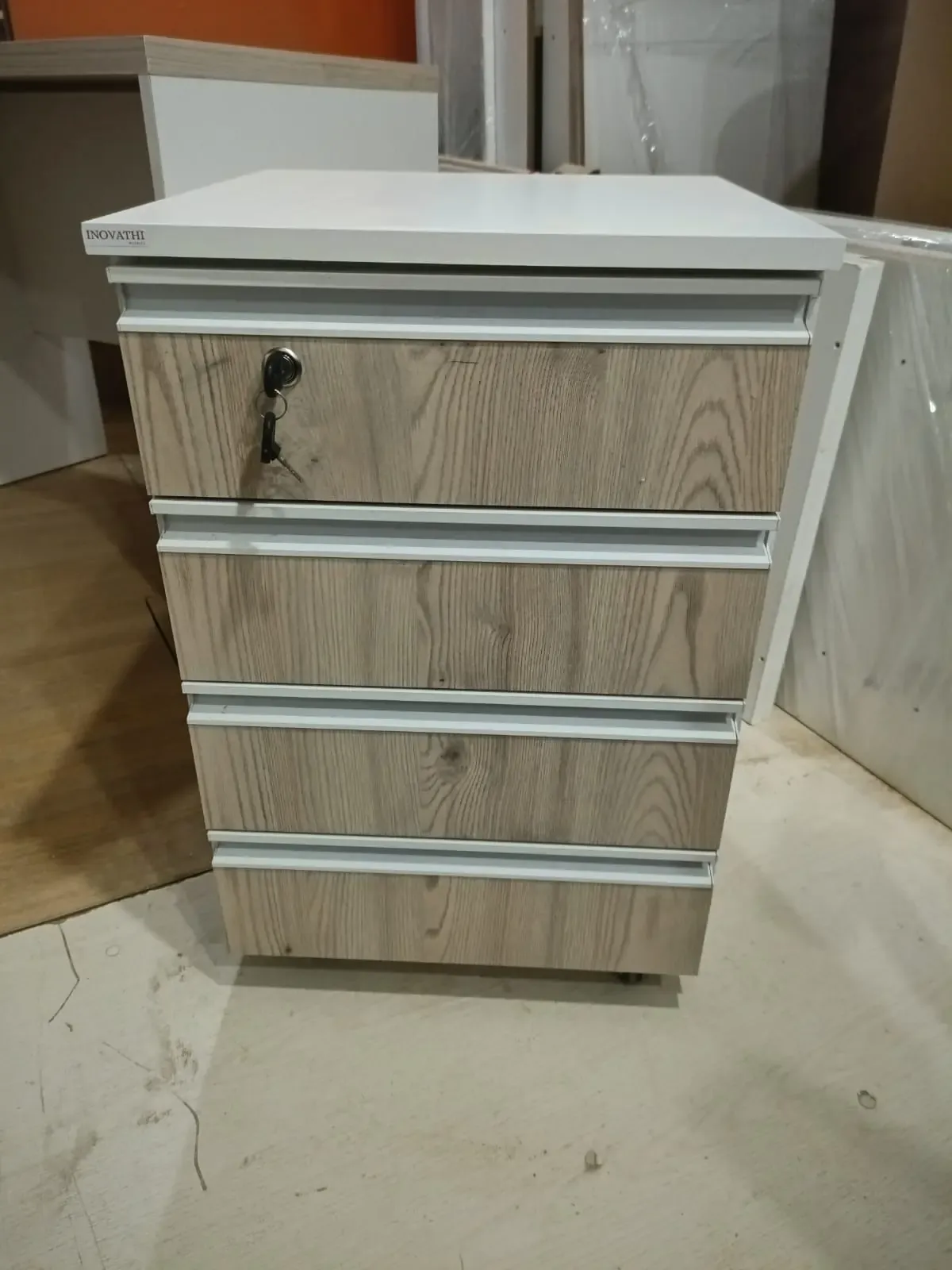 Cajonera Rodante para Escritorio 45cm – 4 Cajones con Cerradura y Manija Perfil Aluminio – Arena Kenduky